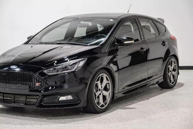 Photo of 2016 Black Ford Focus ST