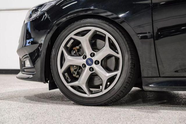 Photo of 2016 Black Ford Focus ST