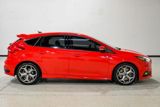 Photo of 2016 Red Ford Focus ST