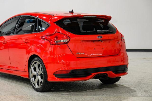 Photo of 2016 Red Ford Focus ST