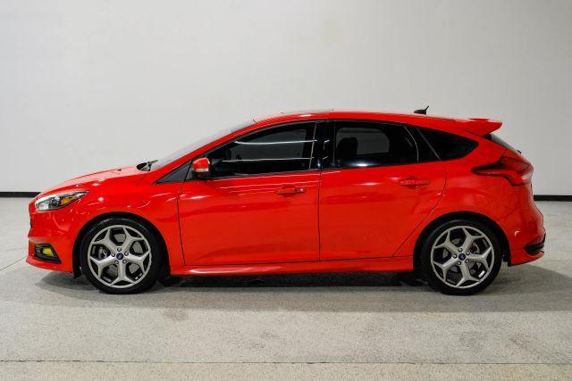 Photo of 2016 Red Ford Focus ST
