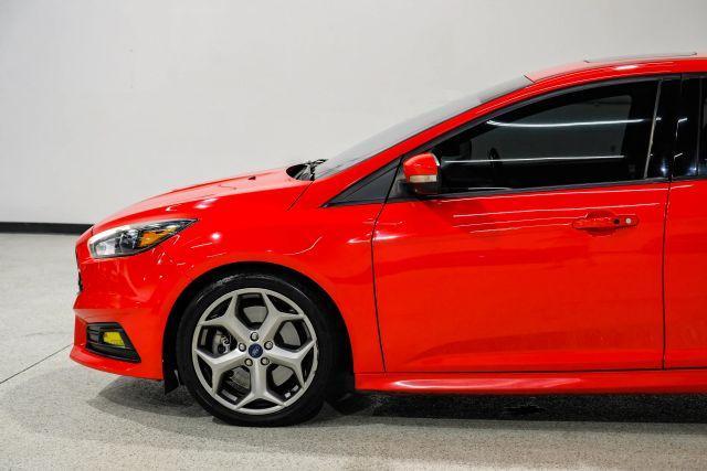 Photo of 2016 Red Ford Focus ST