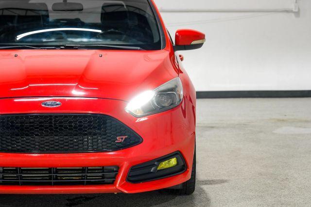 Photo of 2016 Red Ford Focus ST