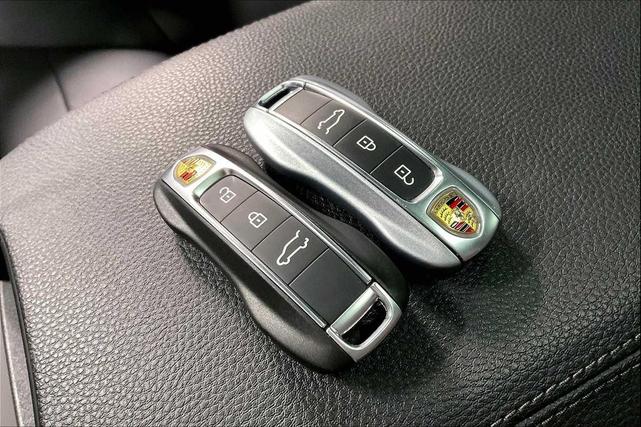 Photo of 2025 Dolomite Silver Metallic Porsche Cayenne