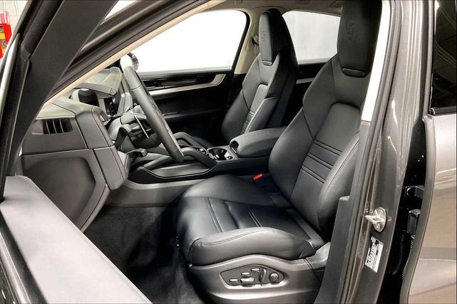 Photo of 2026 QUARTZITE GREY Porsche Cayenne