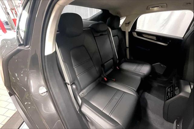 Photo of 2026 QUARTZITE GREY Porsche Cayenne