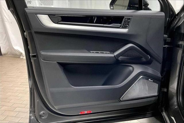 Photo of 2026 QUARTZITE GREY Porsche Cayenne