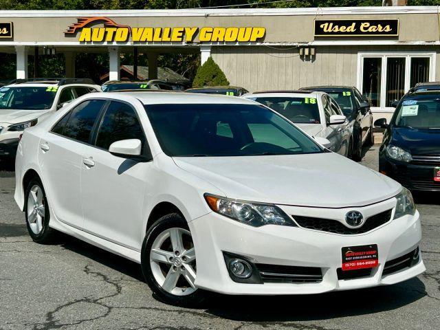 Photo of 2014 White Toyota Camry