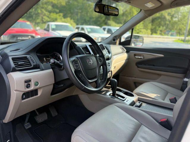 Photo of 2018 White Honda Pilot