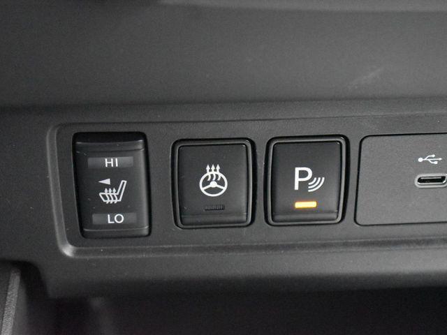 Photo of 2024 Glacier White Nissan Frontier
