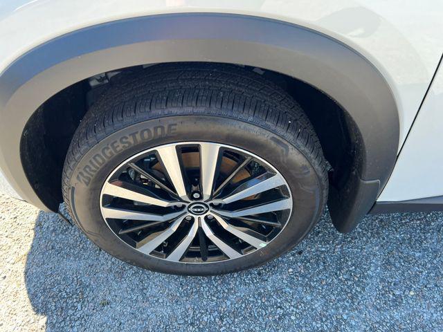 Photo of 2025 Everest White Pearl Tricoat Nissan Pathfinder
