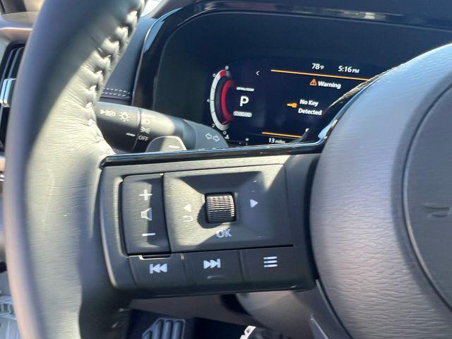 Photo of 2025 Everest White Pearl Tricoat Nissan Pathfinder