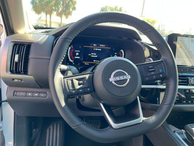Photo of 2025 Everest White Pearl Tricoat Nissan Pathfinder