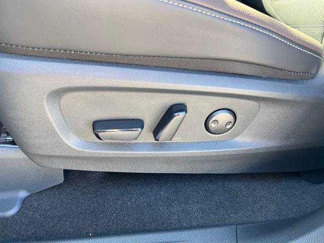 Photo of 2025 Everest White Pearl Tricoat Nissan Pathfinder