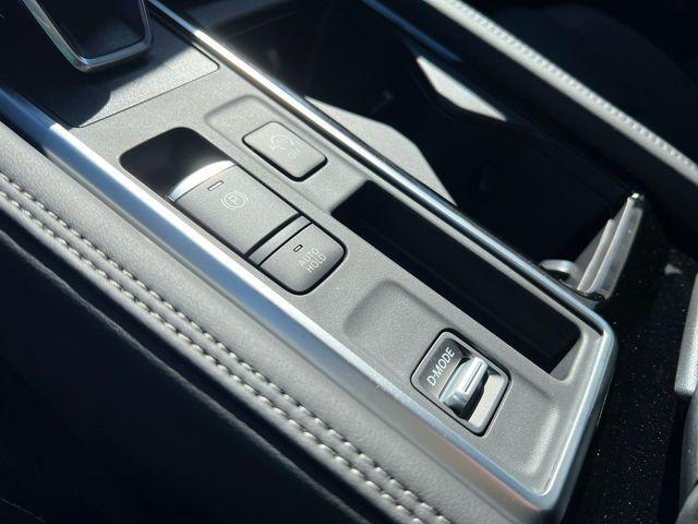 Photo of 2025 Everest White Pearl Tricoat Nissan Pathfinder
