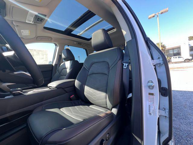 Photo of 2025 Everest White Pearl Tricoat Nissan Pathfinder