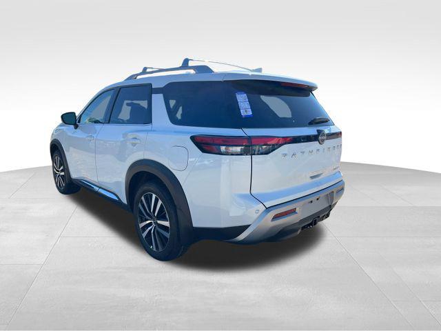 Photo of 2025 Everest White Pearl Tricoat Nissan Pathfinder