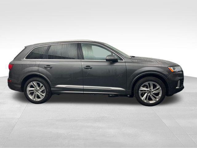 Photo of 2022 Gray Metallic Audi Q7