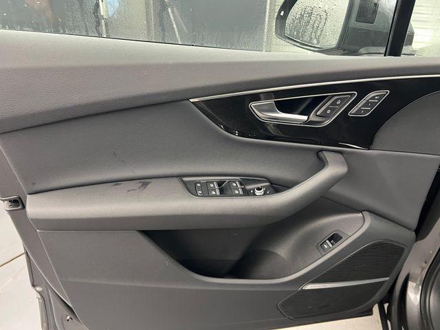 Photo of 2022 Gray Metallic Audi Q7