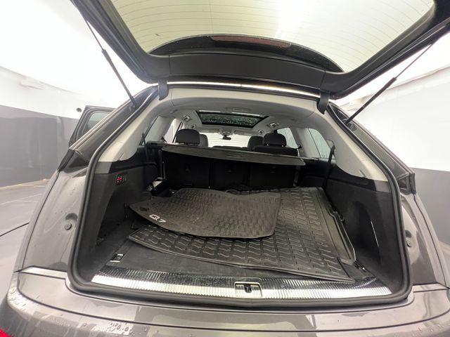 Photo of 2022 Gray Metallic Audi Q7