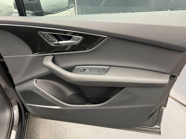 Photo of 2022 Gray Metallic Audi Q7
