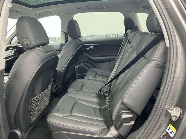 Photo of 2022 Gray Metallic Audi Q7