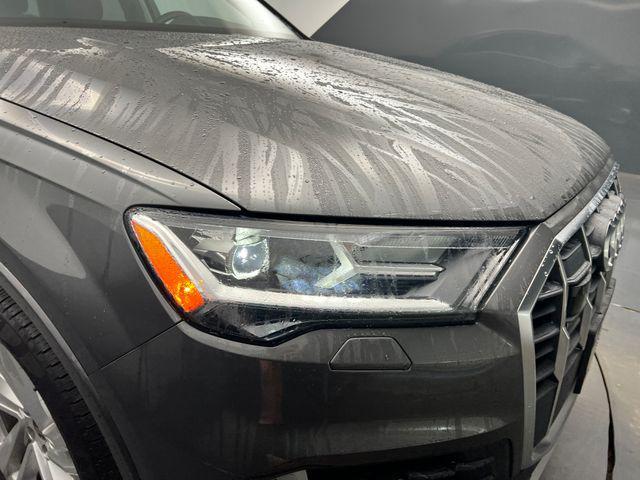 Photo of 2022 Gray Metallic Audi Q7