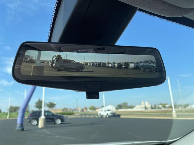 Photo of 2020 Iridescent Pearl Tricoat Chevrolet Traverse