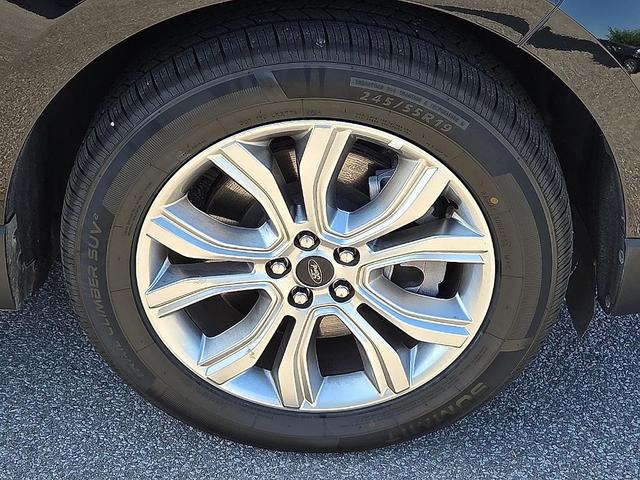 Photo of 2024 Black Metallic Ford Edge
