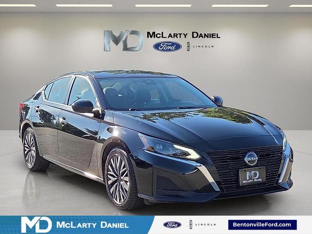 Photo of 2023 Super Black Clearcoat Nissan Altima