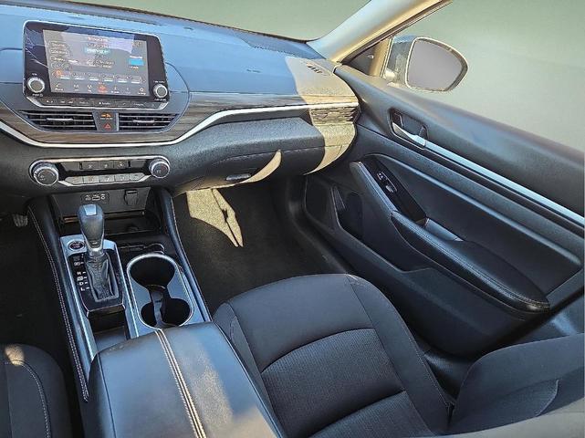 Photo of 2023 Super Black Clearcoat Nissan Altima