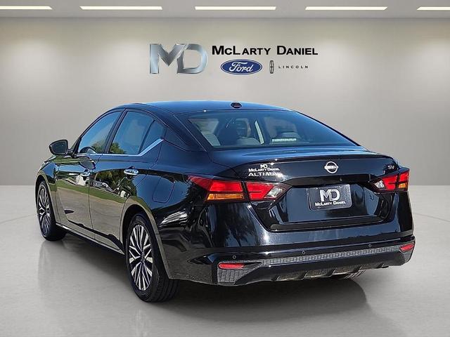 Photo of 2023 Super Black Clearcoat Nissan Altima