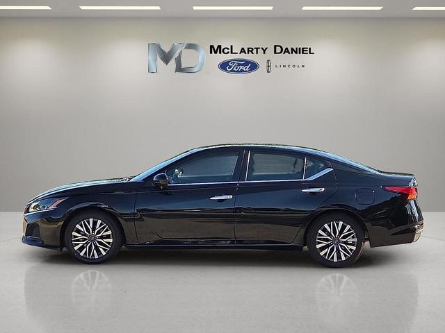 Photo of 2023 Super Black Clearcoat Nissan Altima