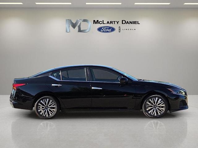 Photo of 2023 Super Black Clearcoat Nissan Altima