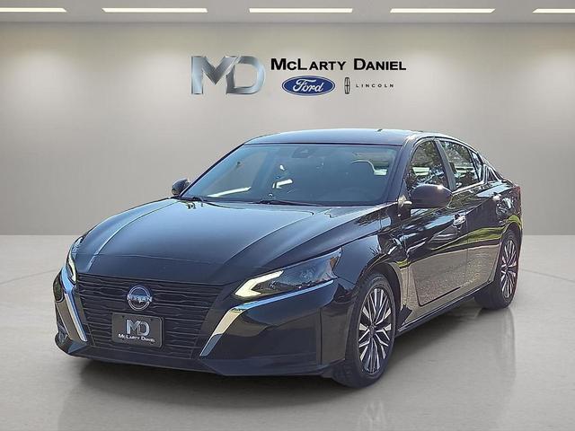 Photo of 2023 Super Black Clearcoat Nissan Altima