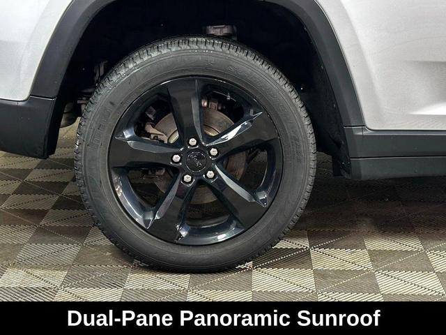 Photo of 2024 Silver Zynith Jeep Grand Cherokee