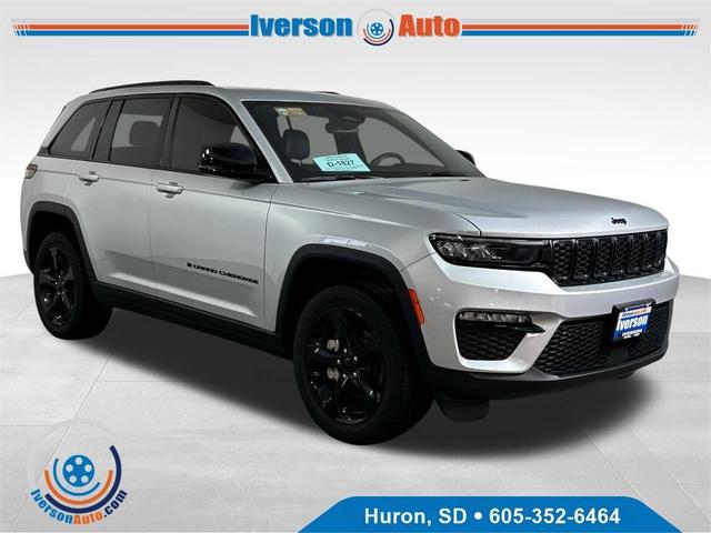 Photo of 2024 Silver Zynith Jeep Grand Cherokee