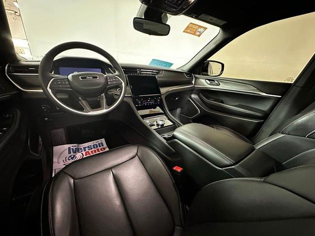Photo of 2024 Silver Zynith Jeep Grand Cherokee