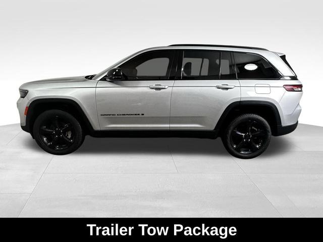 Photo of 2024 Silver Zynith Jeep Grand Cherokee