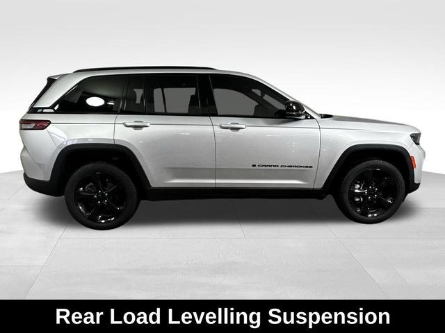 Photo of 2024 Silver Zynith Jeep Grand Cherokee