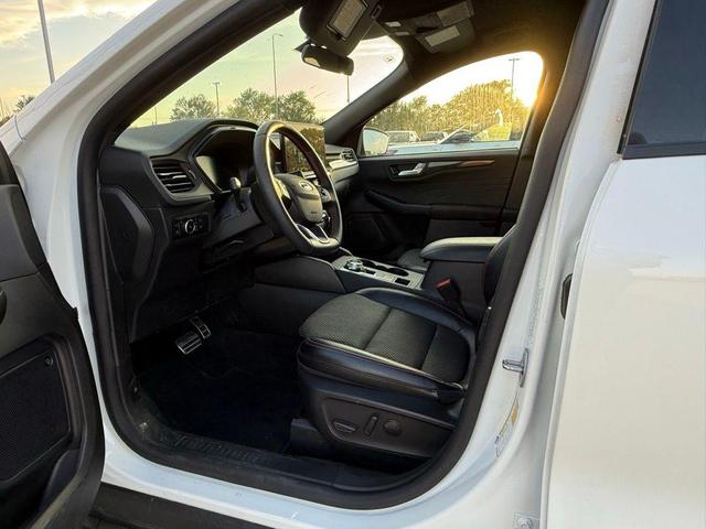 Photo of 2024 Star White Ford Escape
