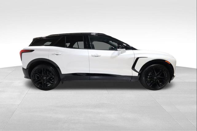 Photo of 2025 Iridescent Pearl Tricoat Chevrolet Blazer EV