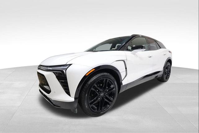 Photo of 2025 Iridescent Pearl Tricoat Chevrolet Blazer EV