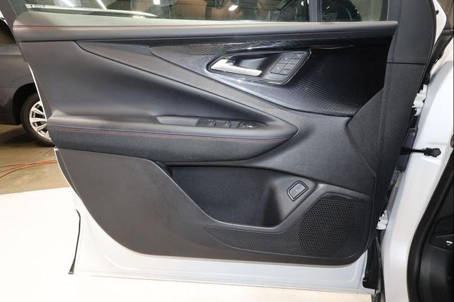 Photo of 2025 Iridescent Pearl Tricoat Chevrolet Blazer EV