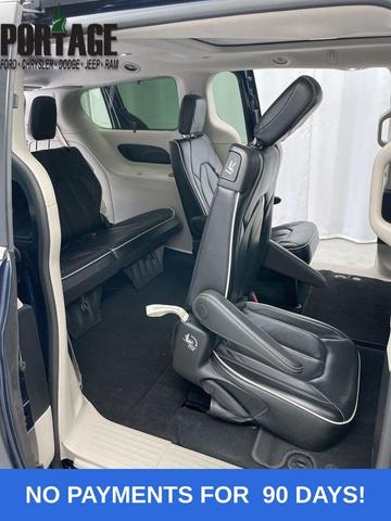 Photo of 2023 Fathom Blue Pearlcoat Chrysler Pacifica