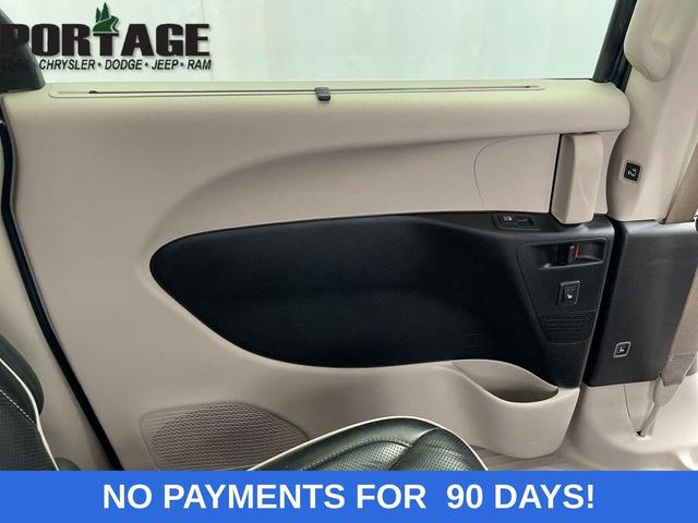 Photo of 2023 Fathom Blue Pearlcoat Chrysler Pacifica