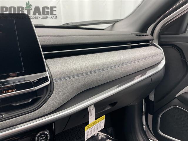 Photo of 2025 Bright White Clearcoat Jeep Compass