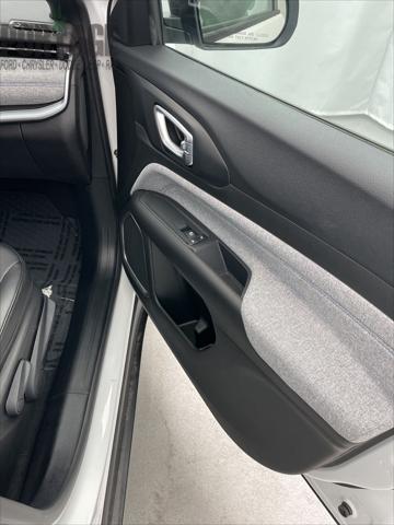 Photo of 2025 Bright White Clearcoat Jeep Compass