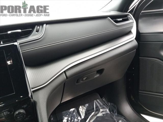 Photo of 2025 Baltic Gray Metallic Clearcoat Jeep Grand Cherokee L