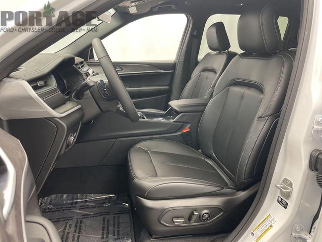 Photo of 2025 Bright White Clearcoat Jeep Grand Cherokee L